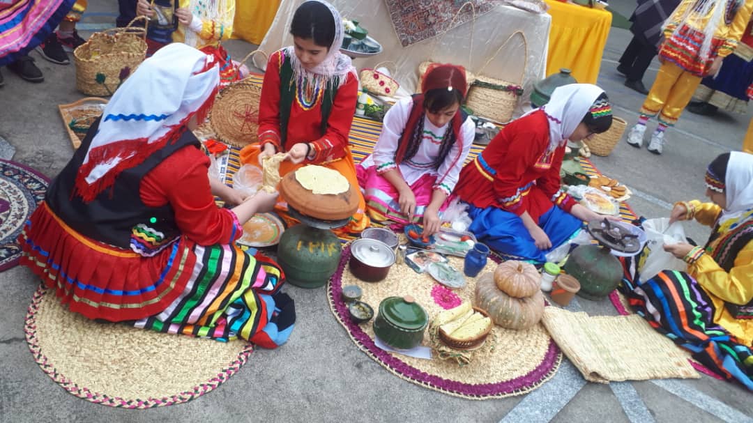 نمایشگاه غذاهای محلی دانش آموزان باران اندیشه به مناسبت روز رشت